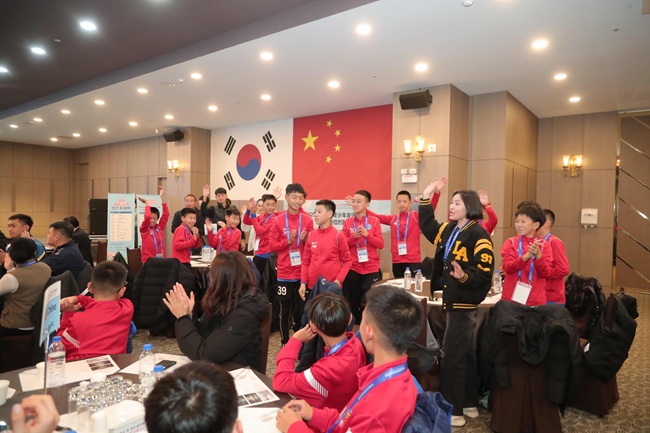 ▲ 2025 춘천 국제 유소년 친선 축구대회 개회식이 지난 4일 오후 스카이컨벤션웨딩홀에서 환영만찬과 함께 열렸다. 춘천시는 7일까지 나흘간 송암스포츠타운 에어돔에서 '2025 춘천 국제 유소년 친선 축구대회'를 개최한다.  ⓒ춘천시