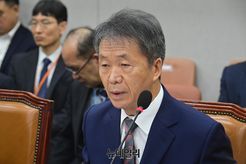 ▲ 김용원 국가인권위원회 상임위원이 31일 국회에서 열린 국회운영위원회의 국가인권위원회 등 국정감사에서 단체 증인선서를 거부한 후 거부 이유를 설명하고 있다. ⓒ이종현 기자