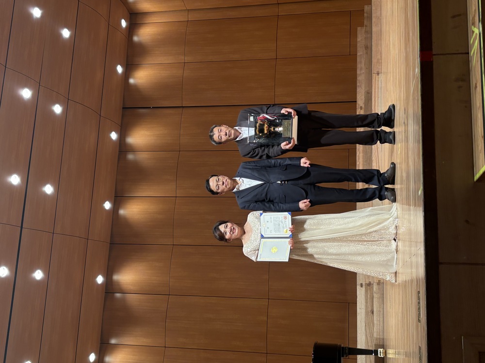 ▲ 함평군합창단, 제33회 도민합창 경연대회 ‘대상’ 수상_왼쪽 김선옥 합창단장, 오른쪽 합창단원 테너 전종배 씨ⓒ함평군 제공