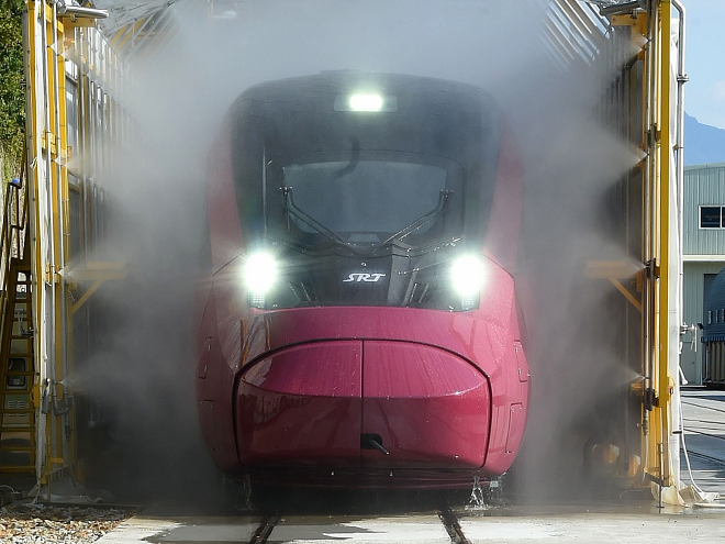 ▲ 에스알이 지난달 31일 경남 창원 소재 철도차량 검사장을 찾아 차세대 SRT 'EMU-320' 누수시험 현장을 점검했다. ⓒ에스알