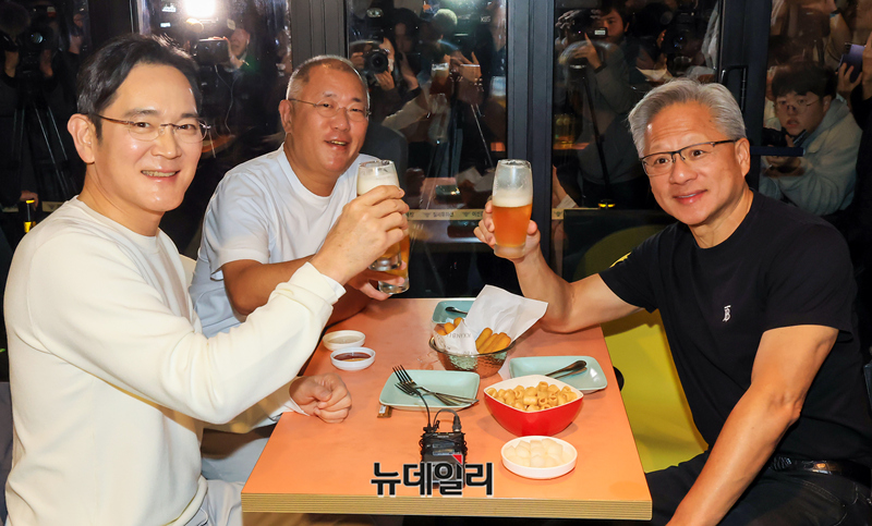 ▲ 젠슨 황 엔비디아 최고경영자가 30일 오후 서울 강남구 깐부치킨 매장에서 이재용 삼성전자 회장, 정의선 현대차그룹 회장과 치킨 회동을 하고 있다. ⓒ정상윤 기자