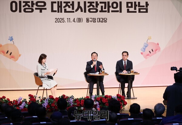 ▲ 이장우 시장, 동구서 구민 400명과 소통하고 숙원사업 해결에 총력을 다하겠다고 약속했다.ⓒ김경태기자