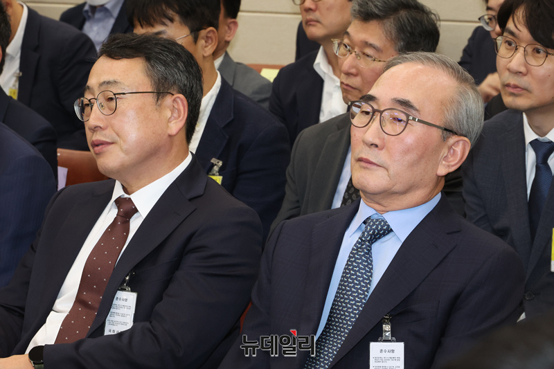 ▲ 유영상 SK텔레콤 대표(왼쪽)와 김영섭 KT 대표가 지난 10월 21일 국회에서 열린 과학기술정보방송통신위원회의 정보통신산업진흥원 등 국정감사에 출석해 질의를 듣고 있다.ⓒ뉴데일리DB