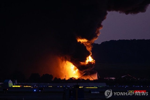 ▲ 미국 켄터키주 루이빌 국제공항에서 발생한 항공기 추락 사고 현장에서 불길이 치솟고 있다. AP=연합뉴스. 251104 ⓒ연합뉴스