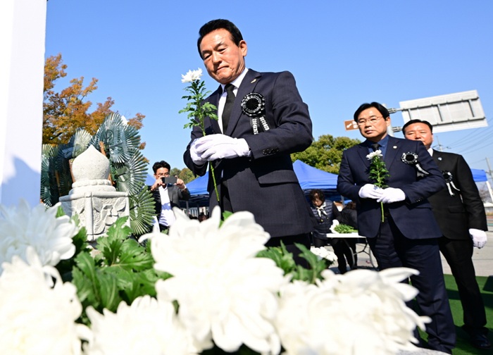 ▲ 백성현 논산시장이 4일 관촉동 위령비에서 열린 제45회 자유수호 희생자 합동위령제에 참석해 헌화하고 있다.ⓒ논산시