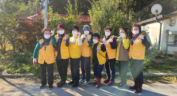 ▲ 부여군 장암면은 적십자회와 함께 ‘주거환경 클린케어 사업’을 추진해 취약계층 가구의 내·외부 청소와 폐기물 처리를 시행했다.ⓒ부여군