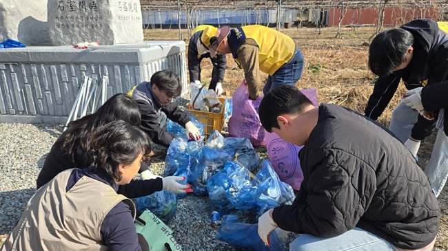 ▲ 평창군시설관리공단이 5일 봉평면 팔석정 일원에서 임직원과 평창시니어클럽 회원 등 45여 명이 참여해 '2025년 제3회 정례 플로깅 환경 캠페인'을 개최했다. ⓒ평창군시설관리공단