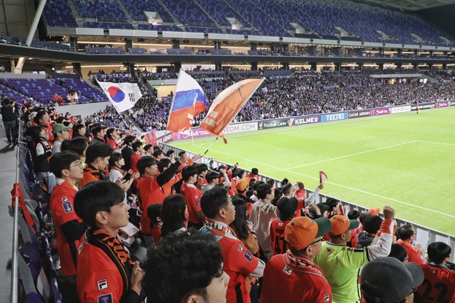 ▲ 강원랜드가 운영하는 하이원리조트는 강원FC의 메인스폰서로서 지난 4일 일본 히로시마에서 열린 ACLE(아시안 챔피언 클럽 토너먼트) 4차전 경기 원정 응원을 성황리에 마쳤다. ⓒ강원랜드