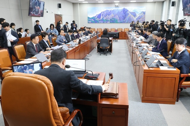 ▲ 5일 서울 여의도 국회에서 열린 운영위원회 전체회의에서 2024년도 국정감사 결과보고서 채택의 건이 통과되고 있다. ⓒ연합뉴스