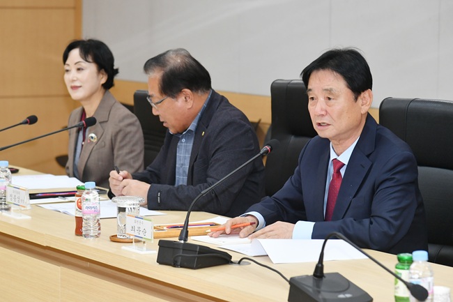 ▲ 2025년 화천군 문화예술단체 간담회가 5일 군청에서 최문순 군수, 정종성 군문화원장을 비롯해 지역 예술인들이 참석한 가운데 열렸다. ⓒ화천군