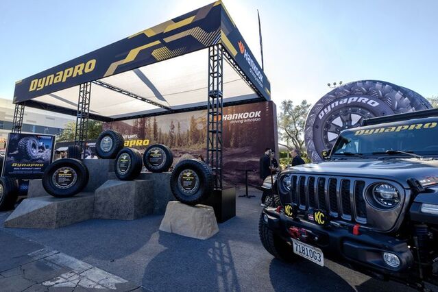 ▲ 한국타이어가 4~7일(현지시간) 미국 라스베이거스에서 개최되는 북미 최대 자동차 부품 박람회 '2025 세마쇼' 부스에 자사 타이어가 전시돼 있다. ⓒ한국타이어