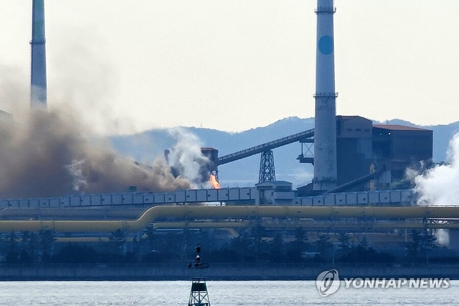 ▲ 지난 2월 25일 오전 9시 45분께 경북 포항시 남구 포스코 포항제철소 2코크스공장에서 불꽃과 함께 검은 연기가 나고 있다. ⓒ연합뉴스