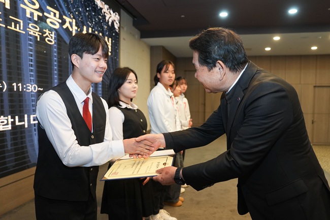 ▲ 강원특별자치도교육청이 5일 춘천 스카이컨벤션웨딩홀에서 전국체육대회 입상선수 및 지도자, 학교장을 대상으로 '제106회 전국체육대회 유공자 간담회'를 개최했다. ⓒ강원특별자치도교육청