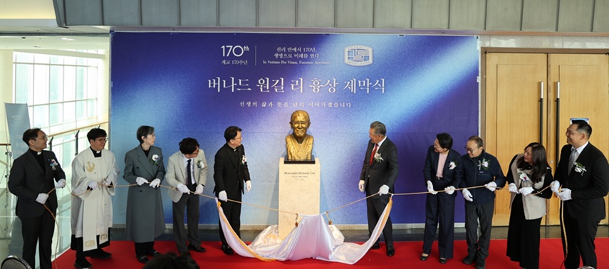 ▲ 지난달 31일 가톨릭대학교 김수환관 컨퍼런스룸에서 열린 버나드 원길 리(이원길) 선생 흉상 제막식.ⓒ가톨릭대