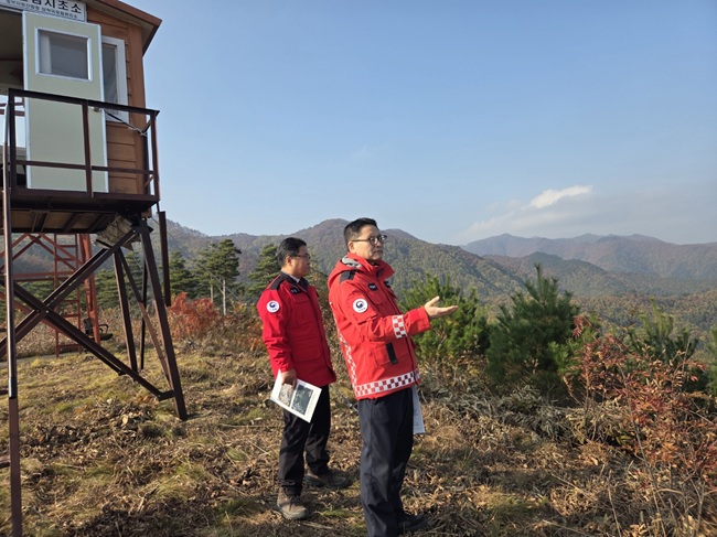 ▲ 최수천 동부지방산림청장(오른쪽)과 김영범 삼척국유림관리소장(왼쪽)이 점검하고 있는 모습. ⓒ동부지방산림청