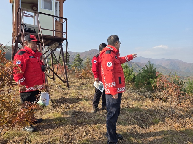 ▲ 최수천 동부지방산림청장(사진 가장 오른쪽).ⓒ동부지방산림청