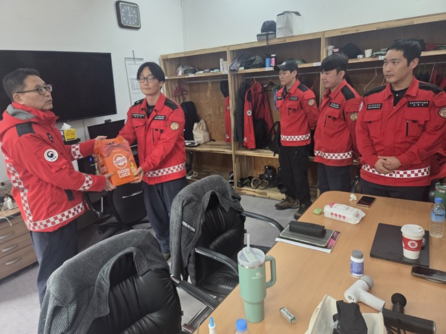 ▲ 최수천 동부지방산림청장이 삼척 산불재난특수진화대를 격려하고 있는 모습 ⓒ동부지방산림청