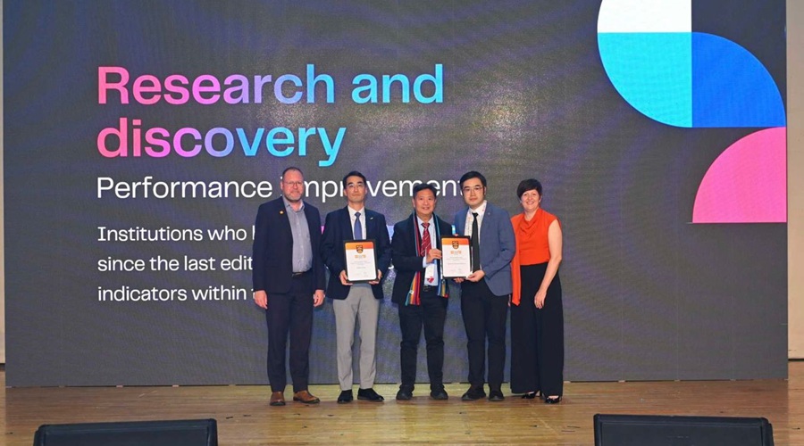 ▲ 박청규 동국대 평가감사실장(왼쪽에서 두번째)이 수상 후 관계자들과 기념사진을 촬영하고 있다.ⓒ동국대