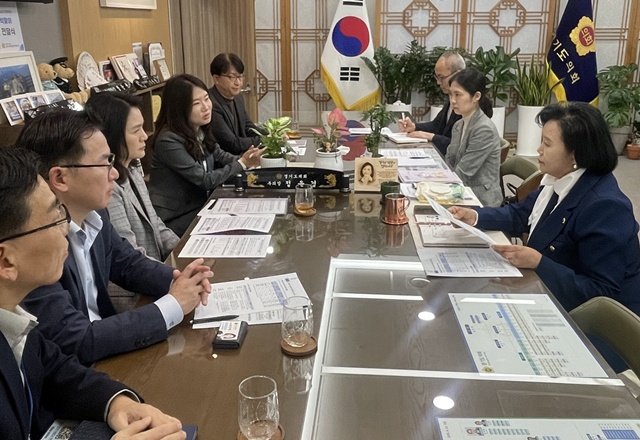 ▲ 정윤경 경기도의회 부의장(오른쪽)이 4일 경기도일자리재단 관계자들과 정담회를 진행하고 있다. ⓒ경기도의회 제공