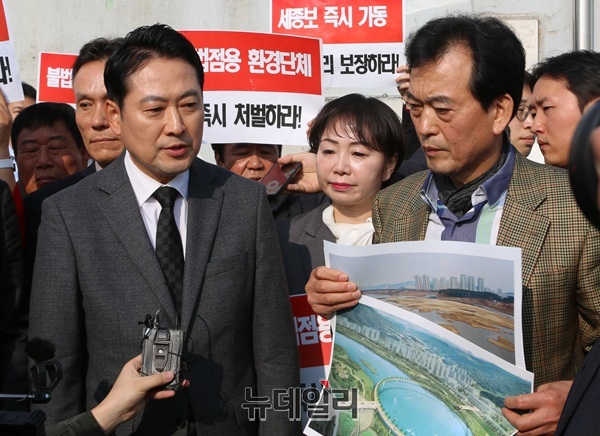 ▲ 장동혁 국민의힘 당대표가 5일 오후 세종보를 방문해 시민과 세종보 재가동에 따른 대화를 하고 있다.ⓒ이길표 기자