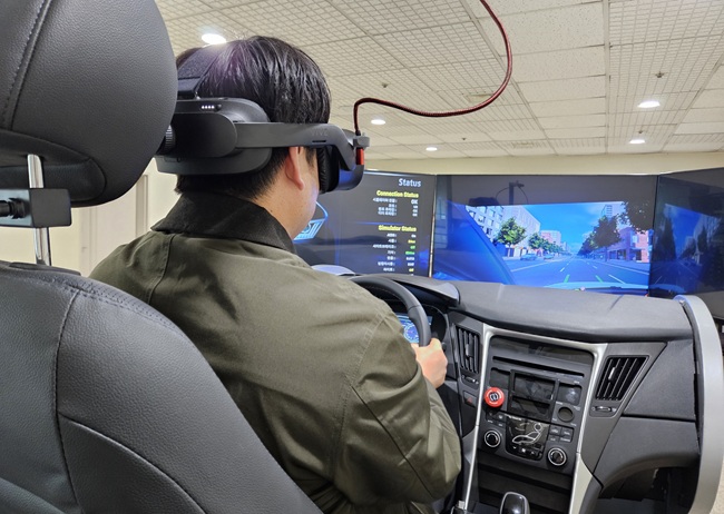 ▲ 실주행 및 가상환경 기반 운전능력진단시스템 시연 장면. ⓒ한국도로교통공단