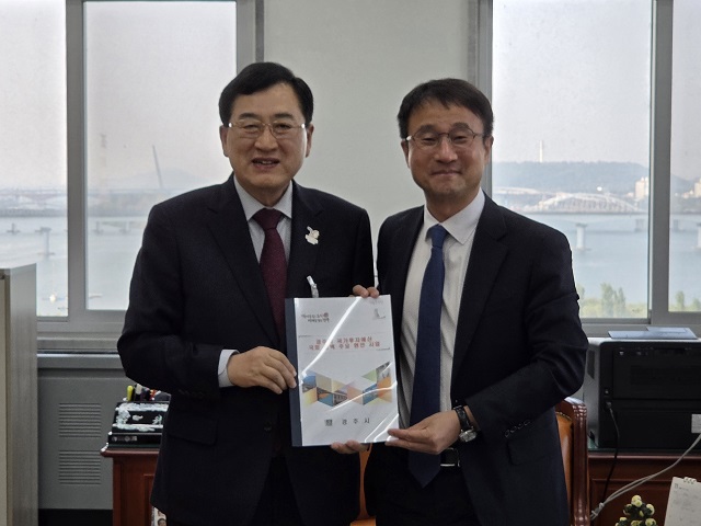 ▲ 주낙영 경주시장이 4일 국회를 방문해 예결위 한병도 위원장(오른쪽)을 만나 내년도 국비 지원을 요청하고 있다.ⓒ경주시