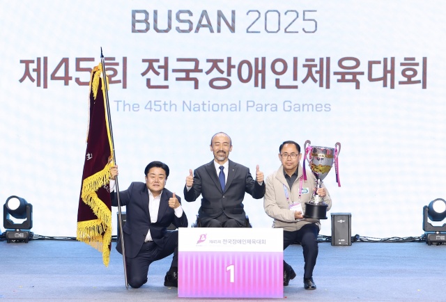 ▲ 백경열 경기도선수단 총감독(경기도장애인체육회 사무처장·왼쪽 1번째)을 비롯한 경기도 관계자들이 제45회 전국장애인체육대회에서 종합우승 5연패를 달성한 뒤 기념촬영을 하고 있다. ⓒ대한장애인체육회 제공