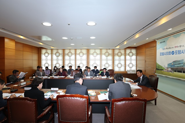 ▲ 포항시의회는 5일 오전 시의회 소회의실에서 상임·특별위원장, 포항시 간부 공무원들이 참석한 가운데 소통간담회를 개최했다.ⓒ포항시의회