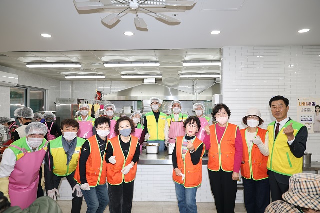 ▲ 포항시의회는 간담회 후 의원들은 창포동 소재 무료급식소 창포사랑나눔터를 방문해 배식 봉사활동을 펼쳤다.ⓒ포항시의회