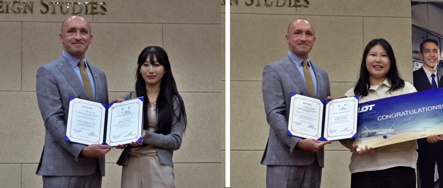 ▲ 저학년 리그 1위 임재인 학생(왼족 사진)과 고학년 리그 1위 허수진 학생이 각각 바르토쉬 비시니에프스키 주한폴란드대사로부터 상을 받고 기념사진을 찍고 있다.ⓒ한국외대