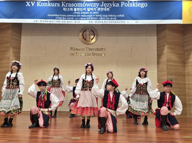 ▲ 한국외대 폴란드학과 민속춤 동아리의 마주르카 공연 모습.ⓒ한국외대
