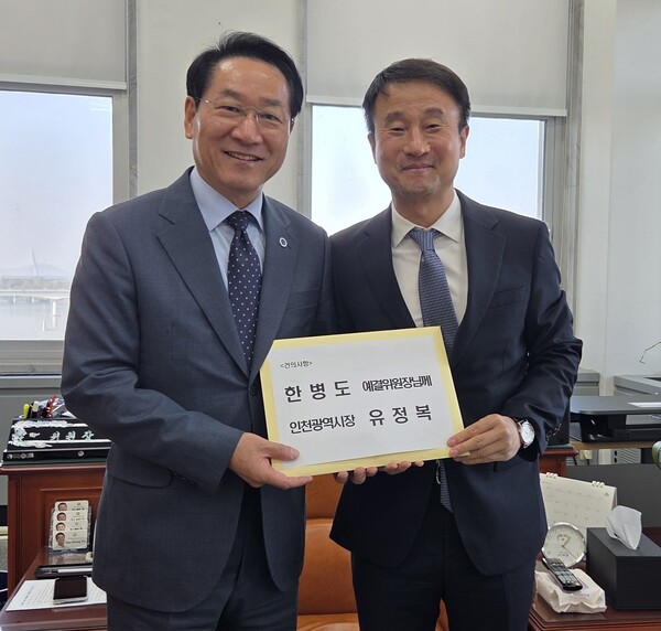 ▲ 유정복(왼쪽) 인천시장은 내년도 국비 확보를 위해 한병도 국회 예산결산특별위원장과 면담하며 예산 반영을 강력 요청했다. ⓒ인천시 제공