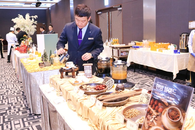 ▲ '더 라운지'에서 지역 약재들을 활용한 한방차. ⓒ강원랜드