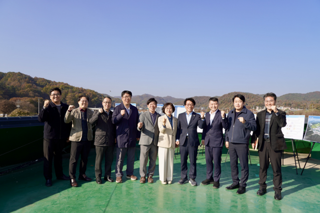 ▲ 춘천시의회 경제도시위원회(위원장 유홍규)가 5일 기업혁신파크에 대한 현장 점검을 실시했다. 이날 유홍규 위원장을 비롯한 경제도시위원회 위원들은 남산면 광판리의 기업혁신파크 사업 예정지를 방문해 시관계자로부터 사업 추진 상황을 보고받고 프로젝트금융투자회사(PFV) 설립 이후 사업의 본궤도 안착을 위한 방안을 논의하는 자리를 가졌다. ⓒ춘천시의회