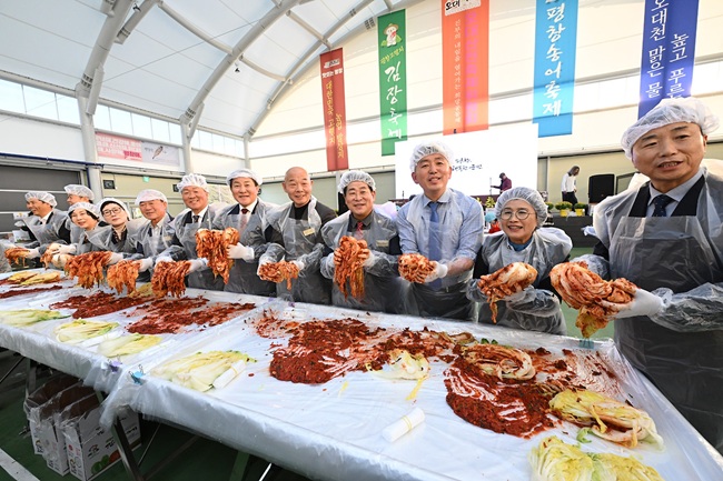 ▲ 평창의 대표 가을 축제인 2025 평창고랭지김장축제가 5일부터 17일까지 12일간 진부면 오대천축제장 일원에서 열린다.  ⓒ평창군