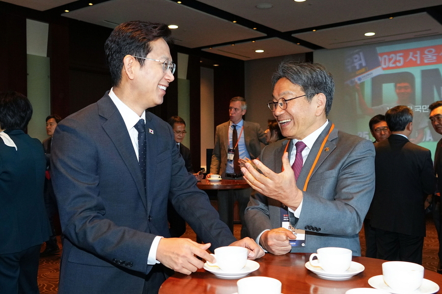 ▲ 강기정 광주광역시장이 5일 오전 서울 신라호텔에서 열린 ‘제10회 서울미래컨퍼런스’에 참석해 배경훈 과학기술정보통신부 장관과 환담장에서 대화를 나누고 있다.ⓒ광주광역시 제공