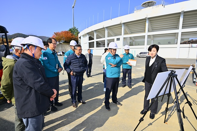 ▲ 이병선 속초시장이 5일 건설 현장을 직접 찾아 사업 추진 상황을 점검하고 철저한 안전관리를 당부했다. ⓒ속초시