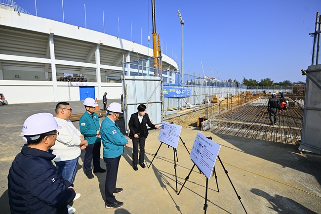 ▲ 이병선 속초시장이 5일 건설 현장을 직접 찾아 사업 추진 상황을 점검하고 철저한 안전관리를 당부했다. ⓒ속초시