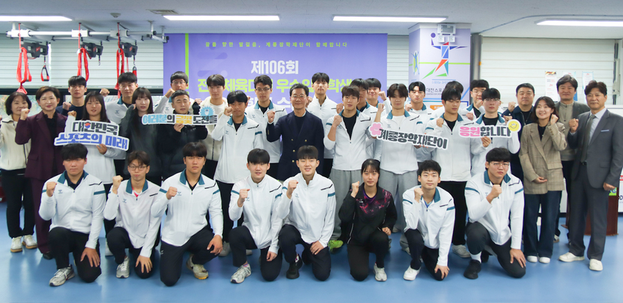 ▲ 우수 입상자에 장학금‧포상식 장면.ⓒ계룡장학재단