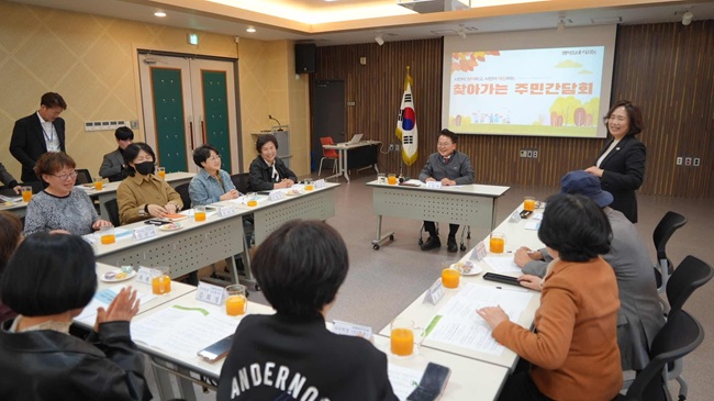 ▲ 석사동 행정복지센터에서 열린 석사동 주민간담회 모습. ⓒ춘천시