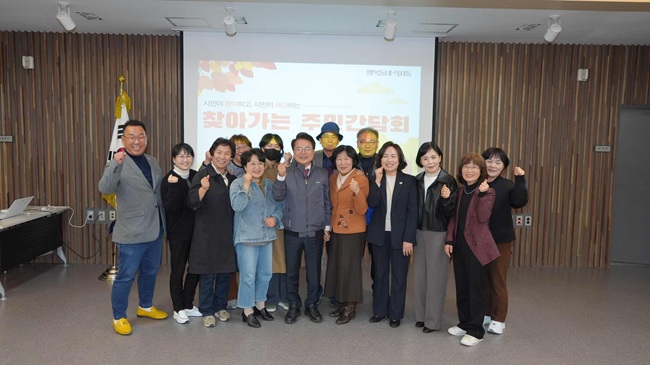 ▲ 석사동 행정복지센터에서 열린 석사동 주민간담회 단체 촬영. ⓒ춘천시