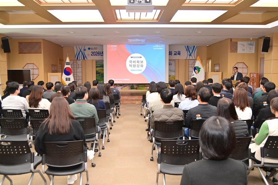 ▲ 청송군은 5일 군청 제1 회의실에서 전 부서 팀장급 공무원 100여 명을 대상으로 ‘2026년 국비 확보 역량 강화 교육’을 실시했다.ⓒ청송군