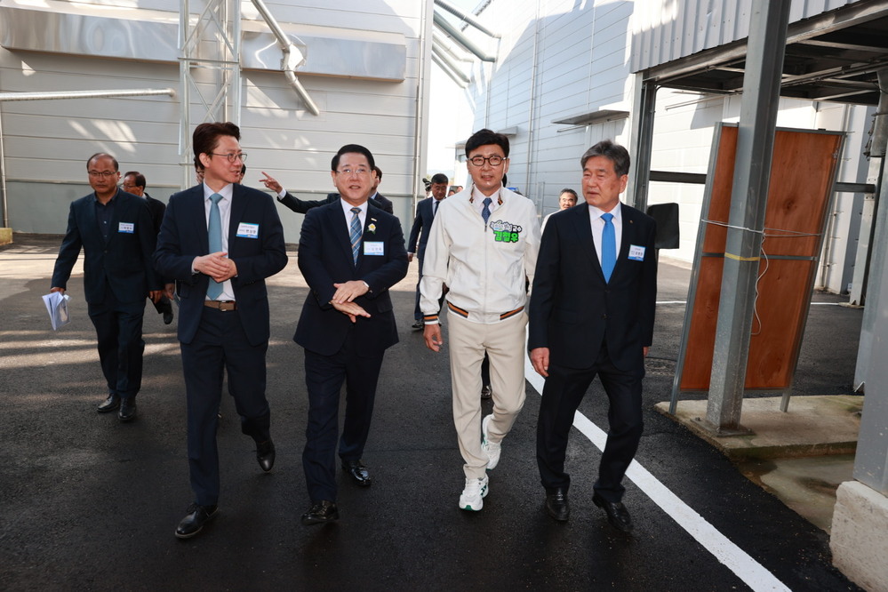 ▲ ‘보성군농협 통합 RPC 시설현대화’ 준공식 개최_보성군농협 통합RPC 시설을 시찰하고 있다_(왼쪽부터) 변상문 식량정책관, 김영록 전라남도지사, 김철우 보성군수, 문병완 보성농협조합장.ⓒ보성군 제공