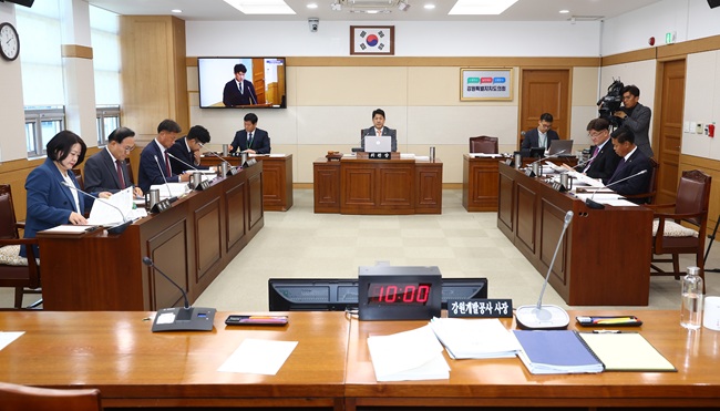 ▲ 기획행정위원회가 5일 강원개발공사를 대상으로 2025년도 행정사무감사를 실시했다. ⓒ강원특별자치도의회