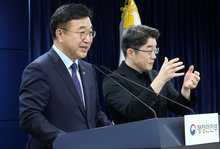 ▲ 윤호중 행정안전부 장관이 5일 오전 서울 종로구 정부서울청사에서 기자 브리핑을 하고 있다. 2025.11.05. ⓒ뉴시스