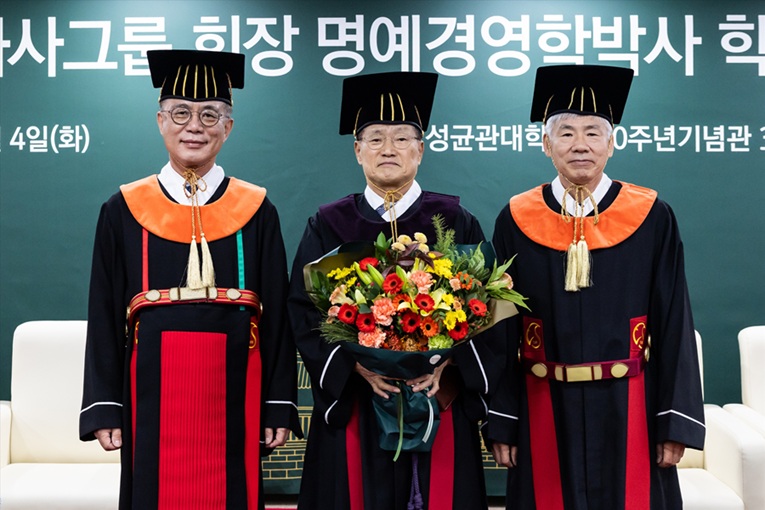 ▲ 이현구 라까사그룹 회장 명예경영학박사 학위 수여식. 왼쪽부터 성균관대 유지범 총장, 이현구 회장, 성균관대 이내응 대학원장.ⓒ성균관대
