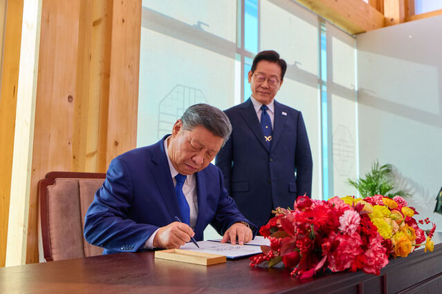 ▲ 시진핑 중국 국가주석이 1일 경북 경주박물관에서 이재명 대통령과 정상회담에 앞서 방명록에 서명하고 있다. ⓒ뉴시스