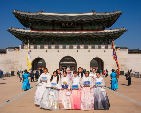 ▲ 롯데웰푸드 _빼빼로 Agent P(에이전트 피) 활동 인원이 경복궁을 방문해 기념 촬영을 하고 있다.ⓒ롯데웰푸드