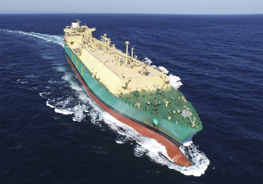 ▲ KCC와 HD현대가 공동 개발한 차단열 도료 적용 대상이 되는 LNG선 항공 사진ⓒKCC