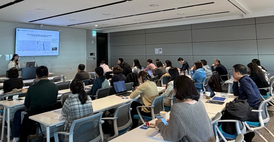 ▲ 업비트 데이터랩 김가은 연구원이 NH투자증권 PB 대상 업클래스에서 ‘공포 탐욕 지수‘에 대해 설명하고 있다. ⓒ두나무